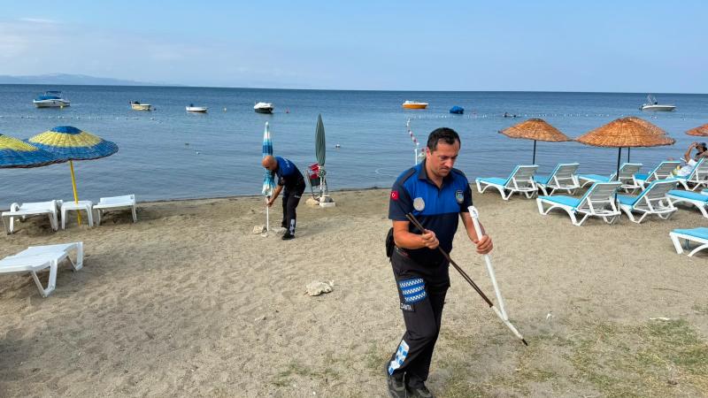 Sabitlenen şezlong ve şemsiyeler sahilden toplandı