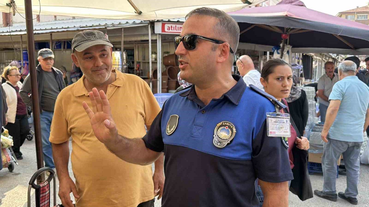 Bolu'da zabıta, semt pazarında fiyat etiketi denetiminde etiketsiz satıcıları uyardı